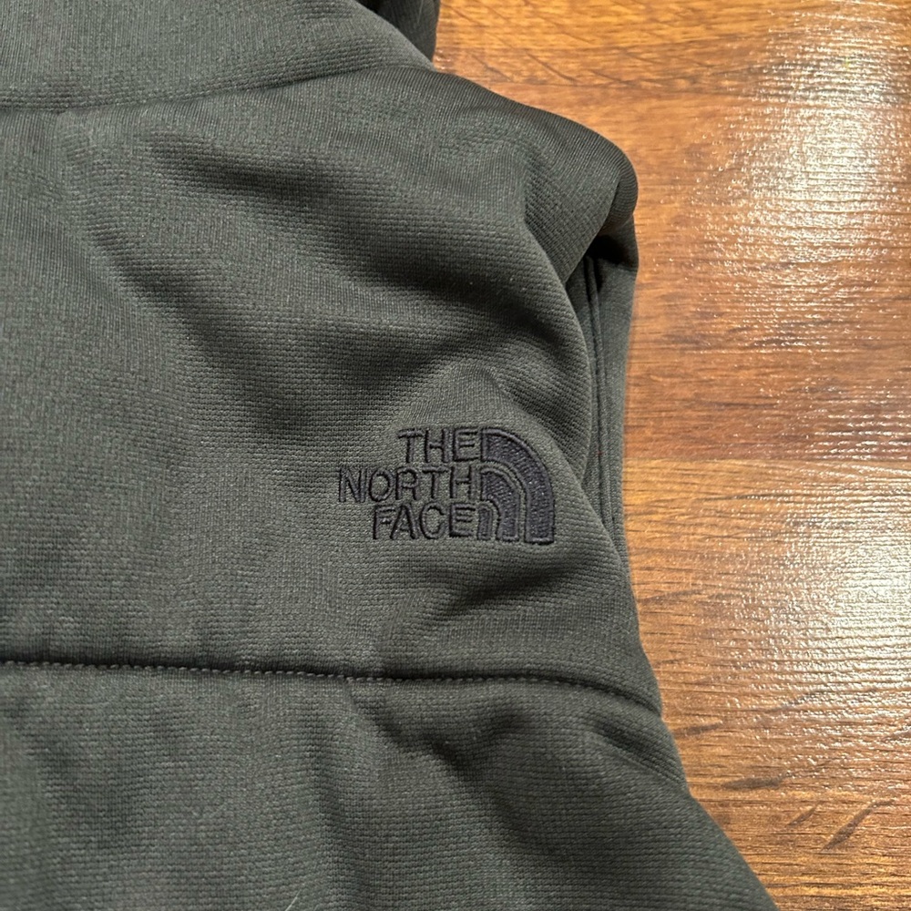 The North Face Women's Darella Insulated Asymmetrical Puffer Vest Sz Medium - Picture 7 of 7